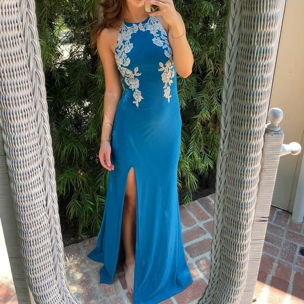 Beautiful camille la vie prom dresses
Tag says 6, but it was taken in to fit a 4